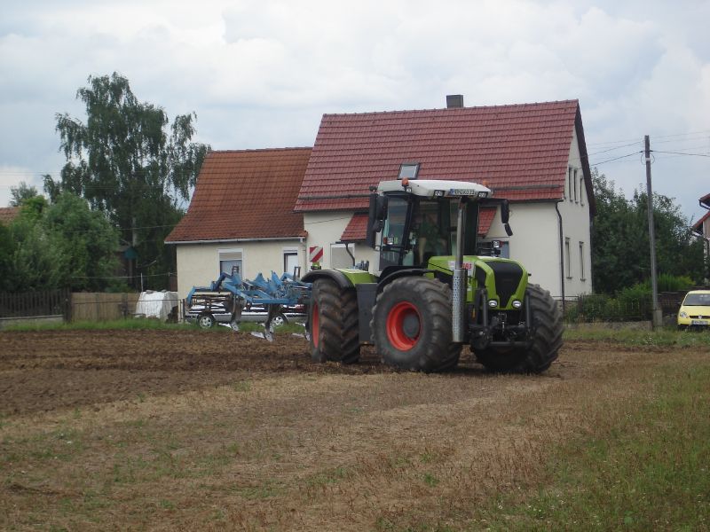 Claas Xerion 3300 01.jpg